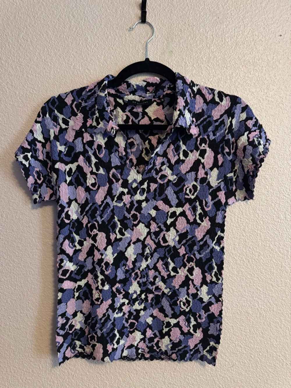 Short Sleeve Collared Knit Top in Lavender & Black Abstract